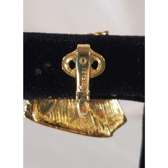 Vintage Crown Trifari Textured Gold Tone Folded Clip on Huggies Earrings Signed - Picture 6 of 13